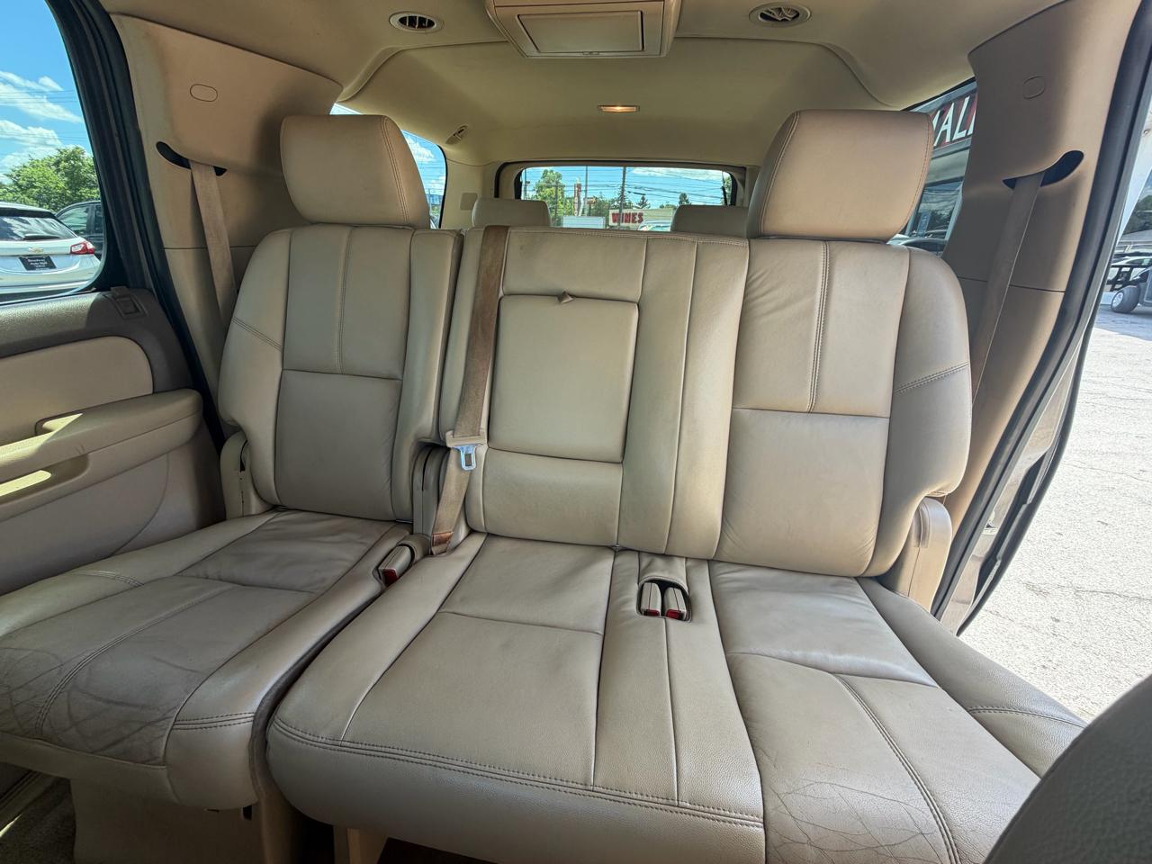 Chevrolet Suburban 4WD 4dr 1500 LT 2012