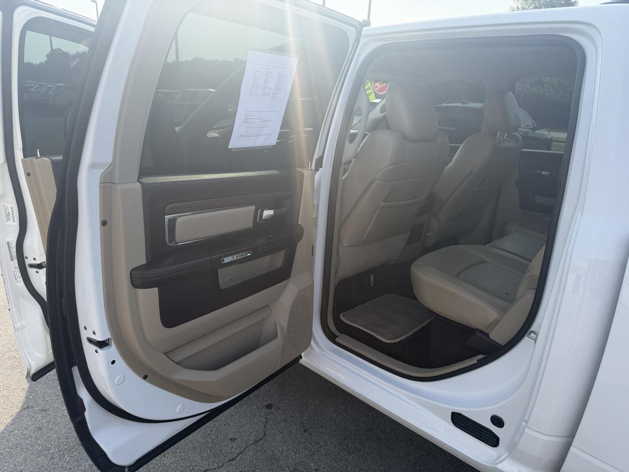RAM 1500 4WD Crew Cab 140.5" Laramie 2014