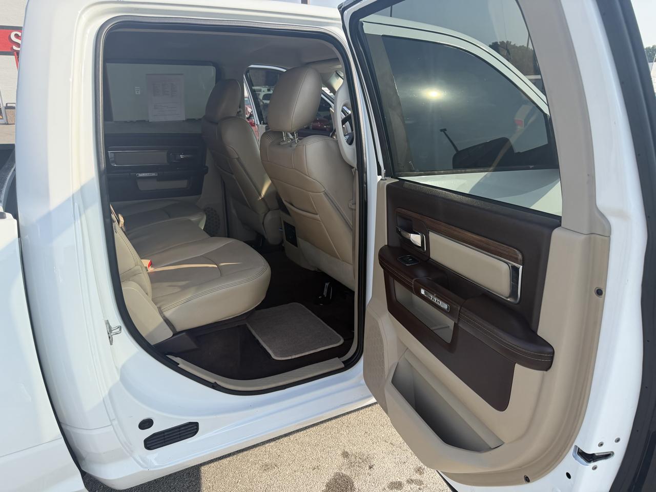 RAM 1500 4WD Crew Cab 140.5" Laramie 2014