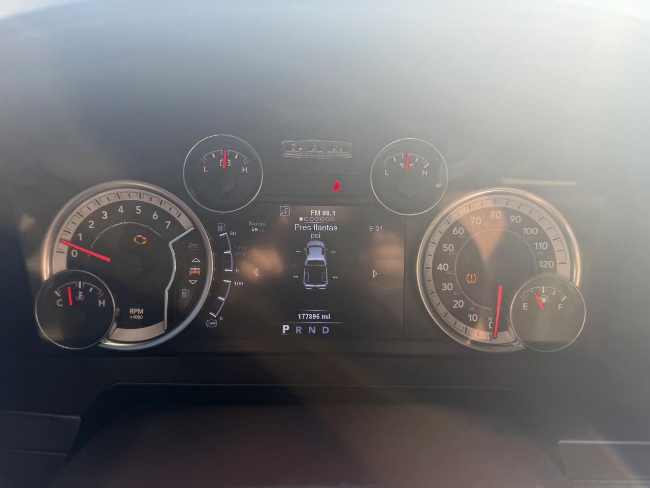 RAM 1500 4WD Crew Cab 140.5" Laramie 2014