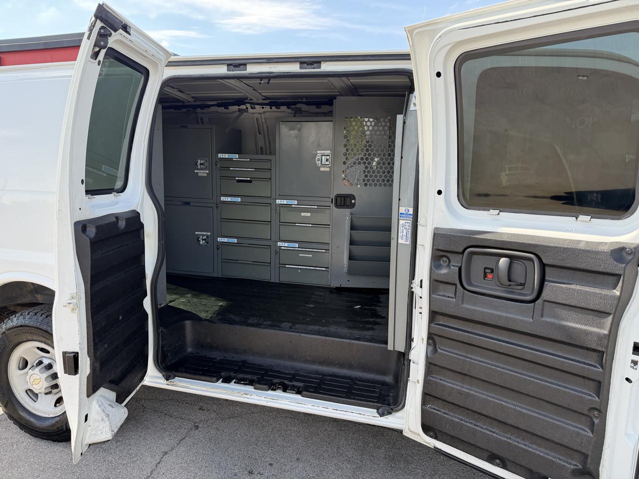 Chevrolet Express Cargo Van RWD 3500 135" 2009