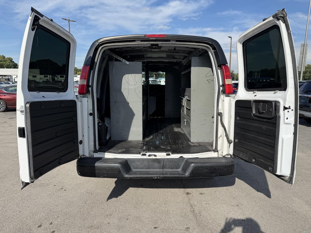 Chevrolet Express Cargo Van RWD 3500 135" 2009
