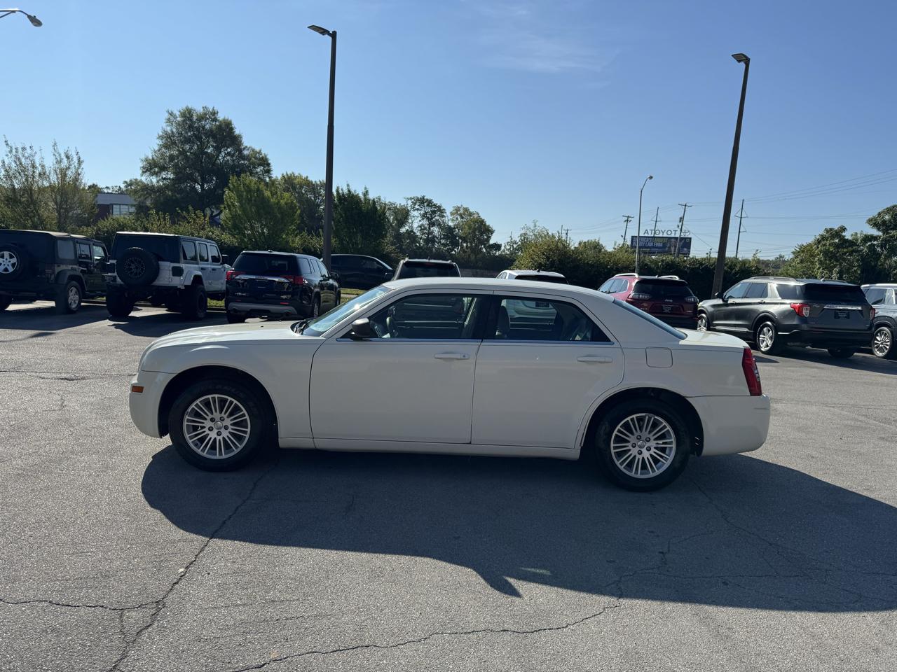 Chrysler 300 4dr Sdn LX RWD *Ltd Avail* 2009