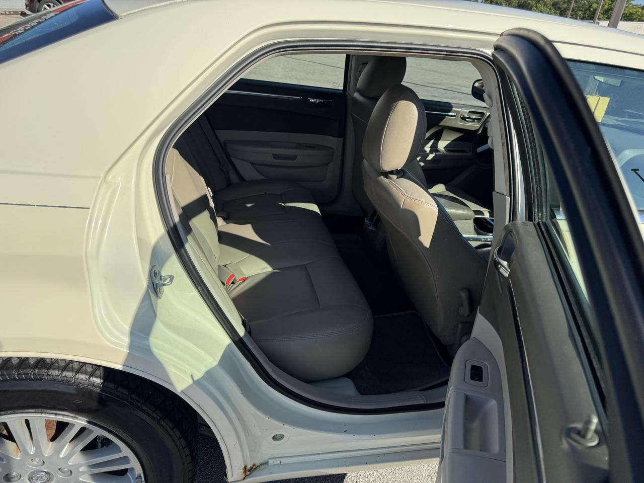 Chrysler 300 4dr Sdn LX RWD *Ltd Avail* 2009
