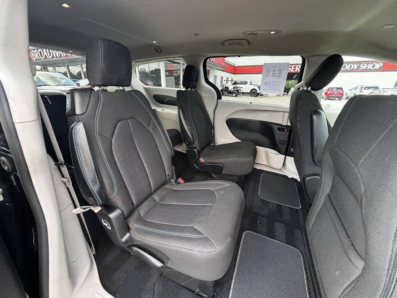 Chrysler Pacifica Touring FWD 2021