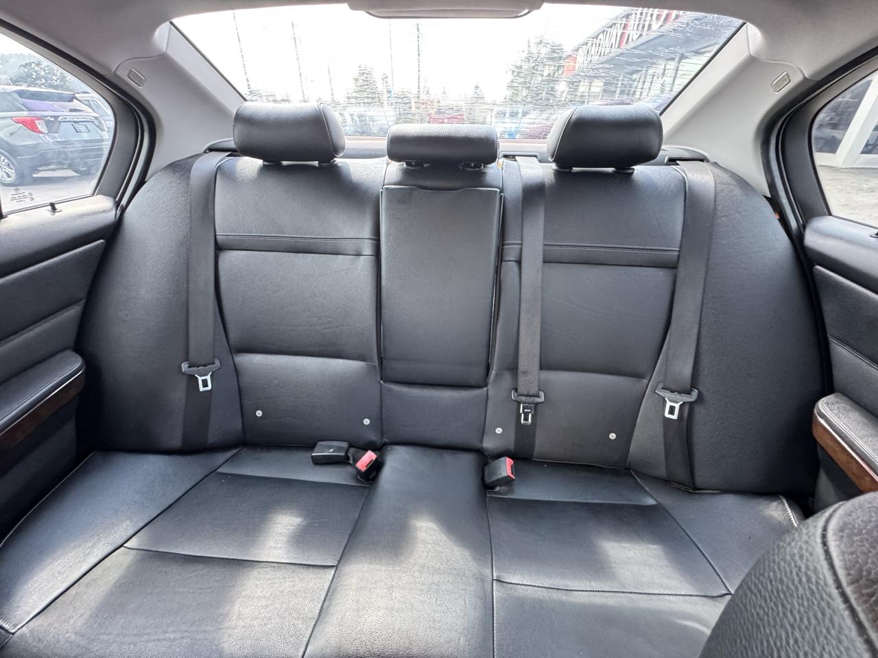 BMW 3 Series 4dr Sdn 328i RWD 2011