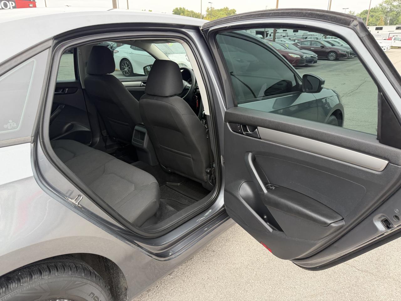 Volkswagen Passat 4dr Sdn 2.5L Auto Wolfsburg Edition 2013