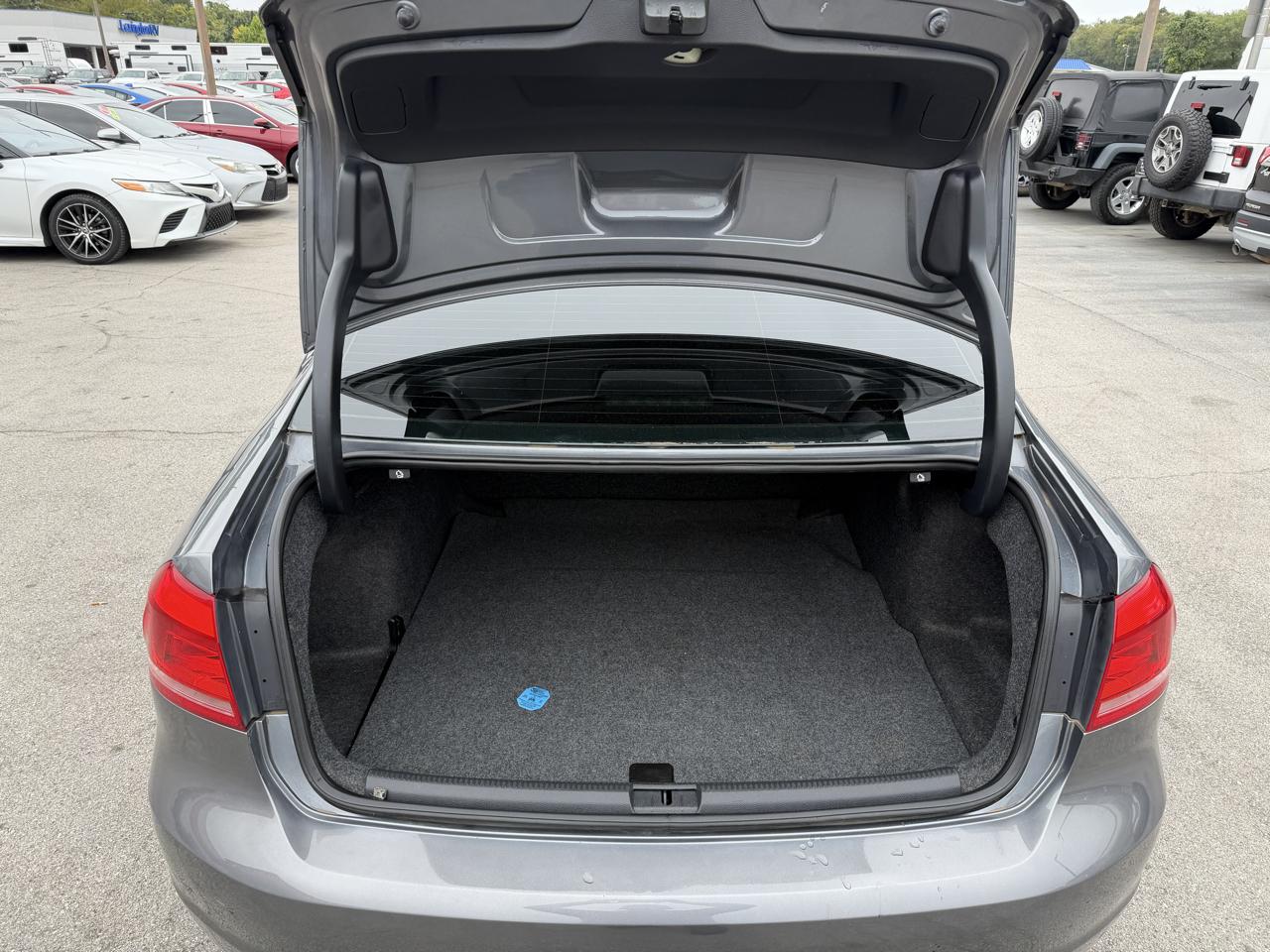 Volkswagen Passat 4dr Sdn 2.5L Auto Wolfsburg Edition 2013