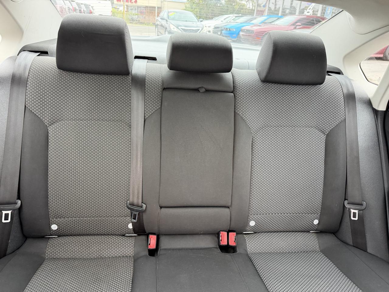 Volkswagen Passat 4dr Sdn 2.5L Auto Wolfsburg Edition 2013