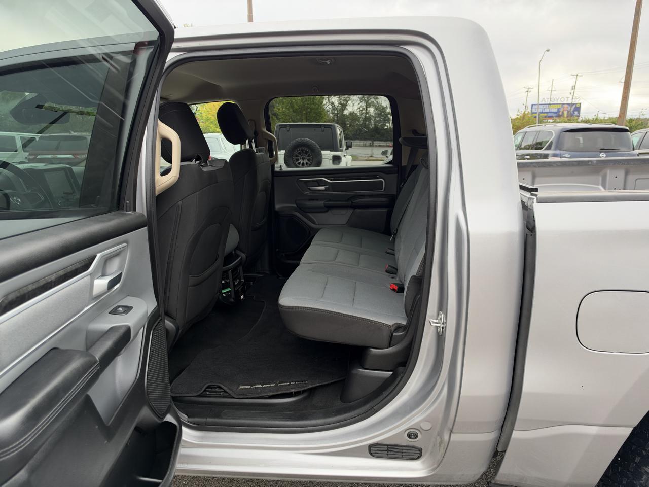 RAM 1500 Big Horn 4x4 Crew Cab 5'7" Box 2020