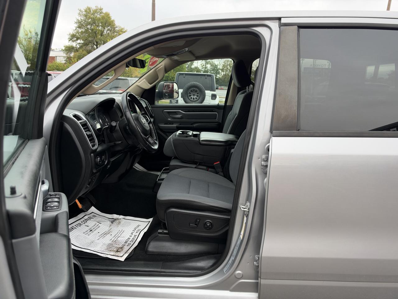 RAM 1500 Big Horn 4x4 Crew Cab 5'7" Box 2020