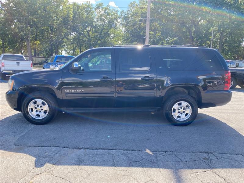 2014 Chevrolet Suburban LT 1500 photo 2