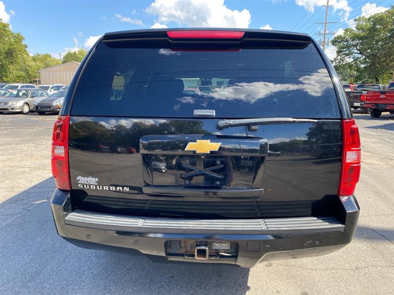 2014 Chevrolet Suburban LT 1500 photo 3