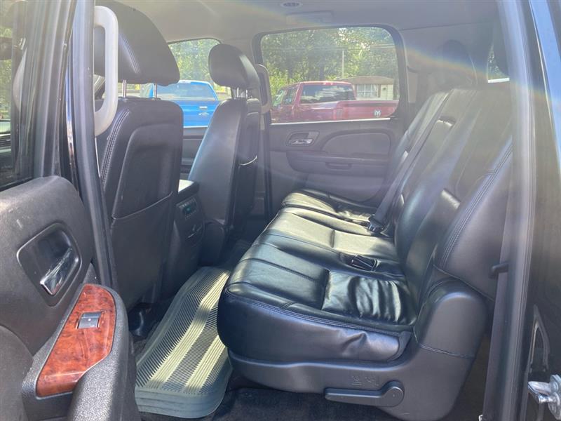 2014 Chevrolet Suburban LT 1500 photo 9