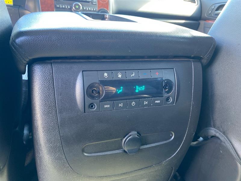 2014 Chevrolet Suburban LT 1500 photo 11