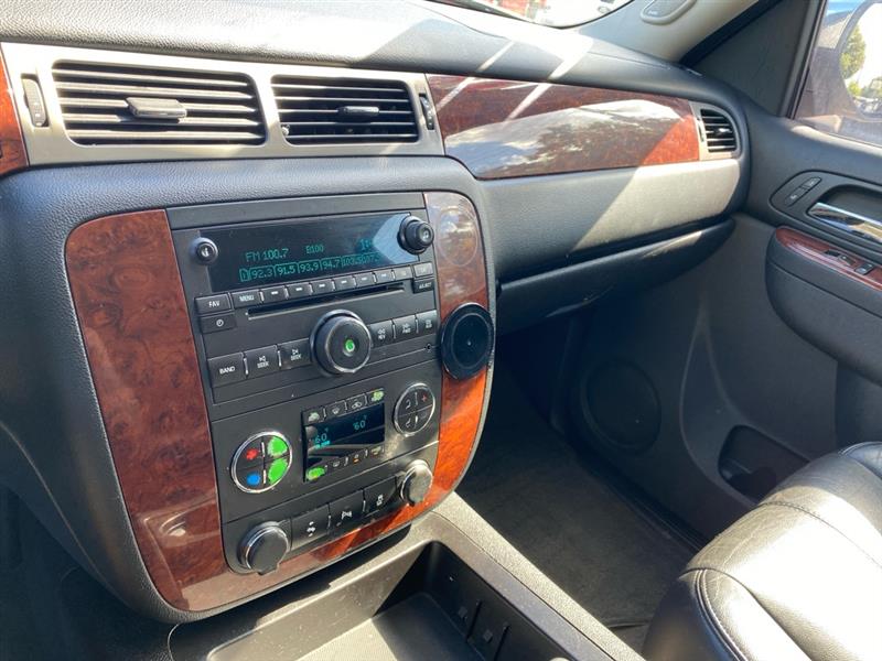 2014 Chevrolet Suburban LT 1500 photo 12
