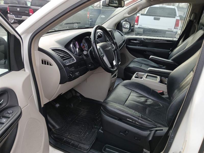 Chrysler Town & Country Touring-L 2011