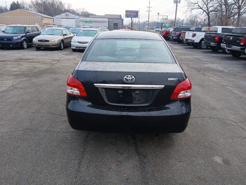 Toyota Yaris Sedan 5-Speed MT 2012