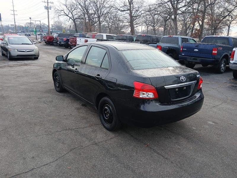 Toyota Yaris Sedan 5-Speed MT 2012