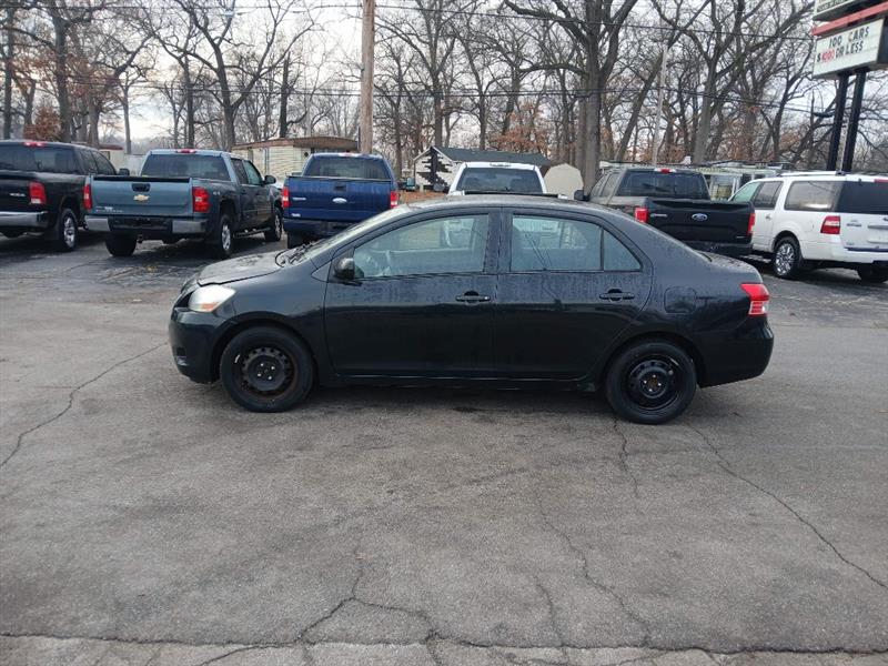 Toyota Yaris Sedan 5-Speed MT 2012