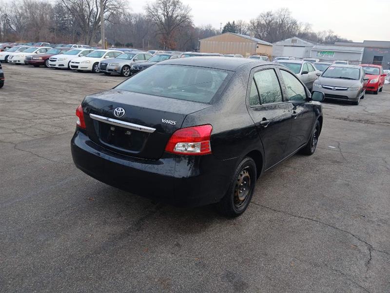 Toyota Yaris Sedan 5-Speed MT 2012