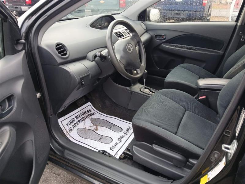 Toyota Yaris Sedan 5-Speed MT 2012