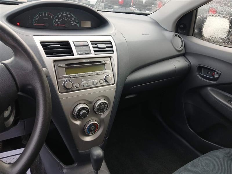 Toyota Yaris Sedan 5-Speed MT 2012