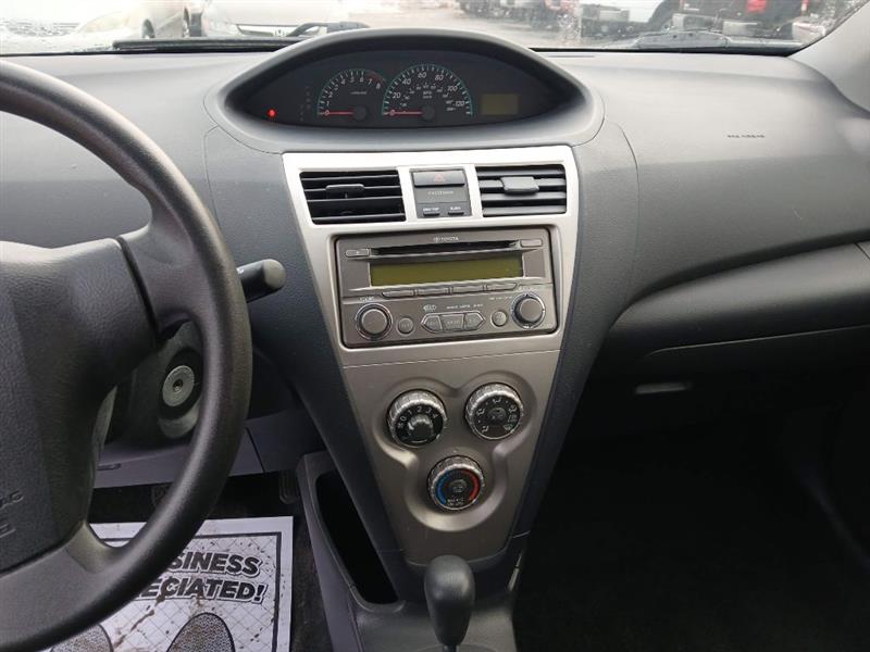 Toyota Yaris Sedan 5-Speed MT 2012