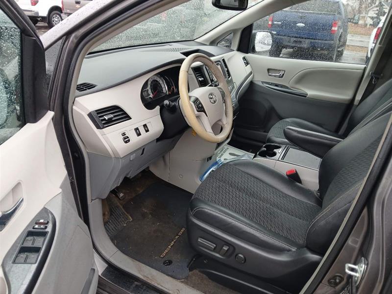 Toyota Sienna FWD 7-Passenger V6 2014