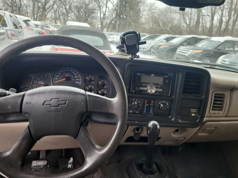 Chevrolet Silverado 1500 Short Bed 2WD 2004