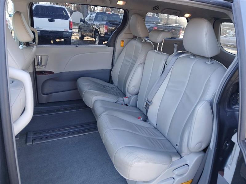 Toyota Sienna XLE FWD 8-Passenger V6 2014