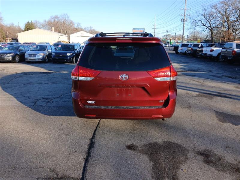 Toyota Sienna XLE FWD 8-Passenger V6 2012