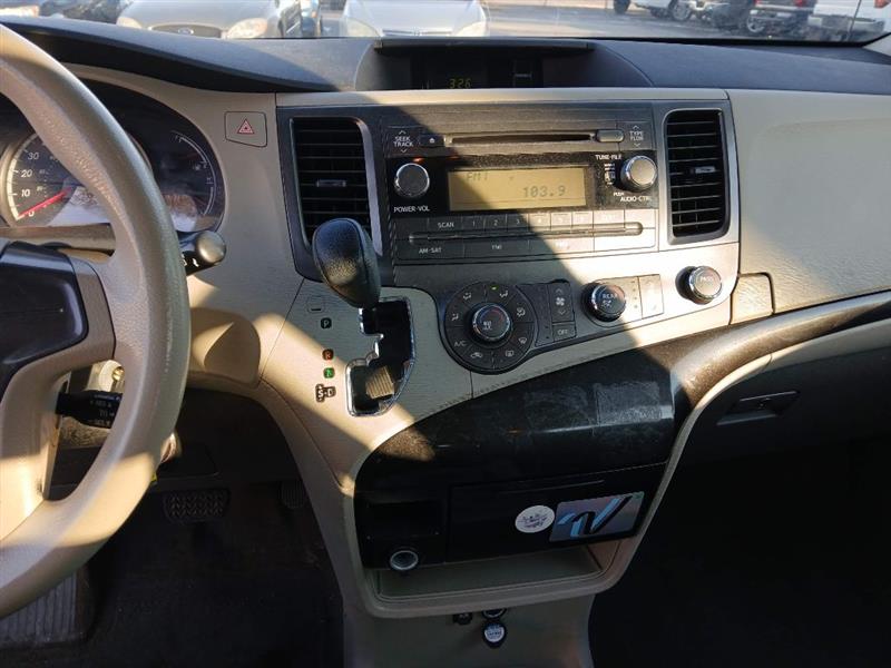 Toyota Sienna FWD 7-Passenger V6 2013