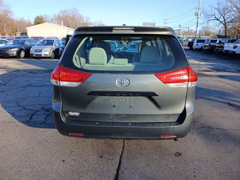 Toyota Sienna FWD 7-Passenger V6 2013