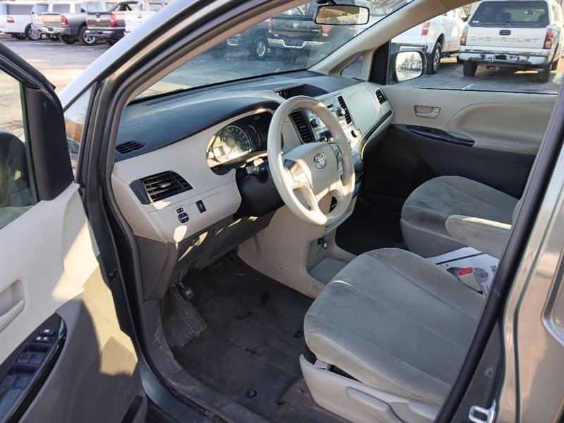 Toyota Sienna FWD 7-Passenger V6 2013