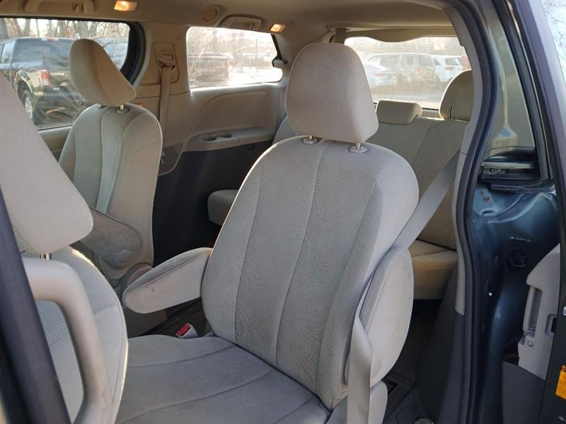 Toyota Sienna FWD 7-Passenger V6 2013