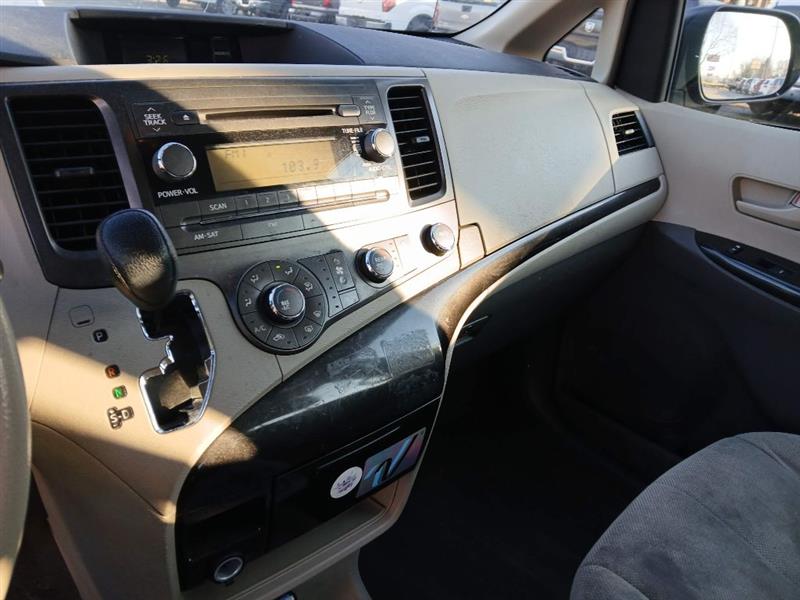 Toyota Sienna FWD 7-Passenger V6 2013
