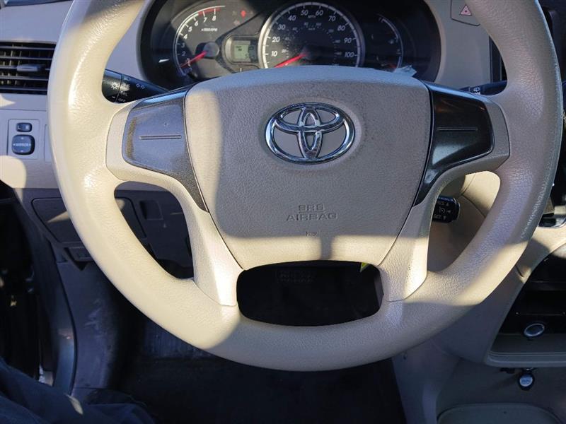 Toyota Sienna FWD 7-Passenger V6 2013
