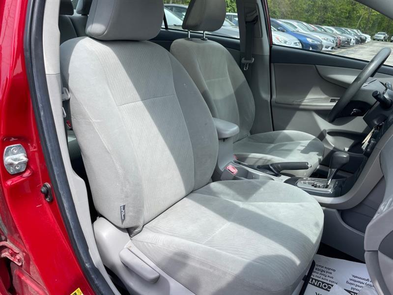 Toyota Corolla Base 5-Speed MT 2010