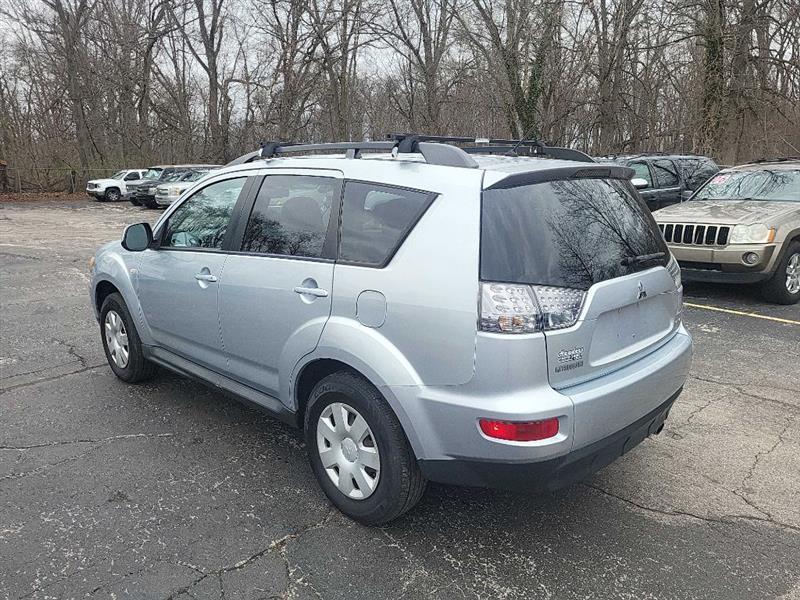 Mitsubishi Outlander ES 2WD 2011