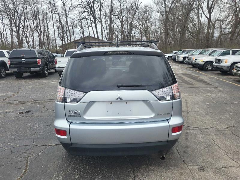 Mitsubishi Outlander ES 2WD 2011