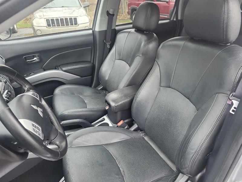 Mitsubishi Outlander ES 2WD 2011