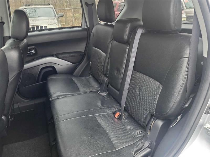 Mitsubishi Outlander ES 2WD 2011