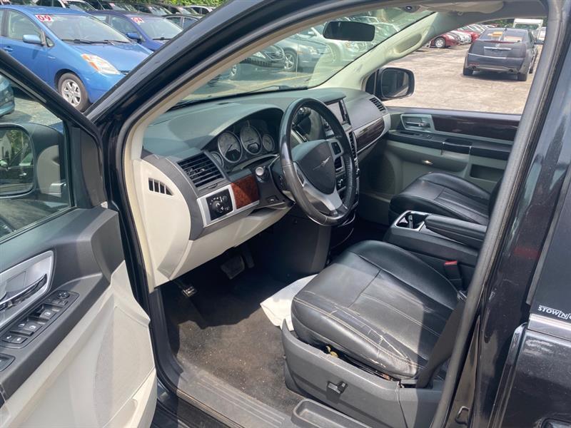 Chrysler Town & Country Touring Plus 2010