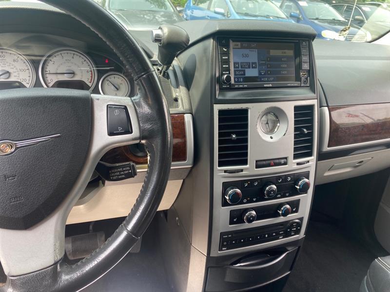 Chrysler Town & Country Touring Plus 2010