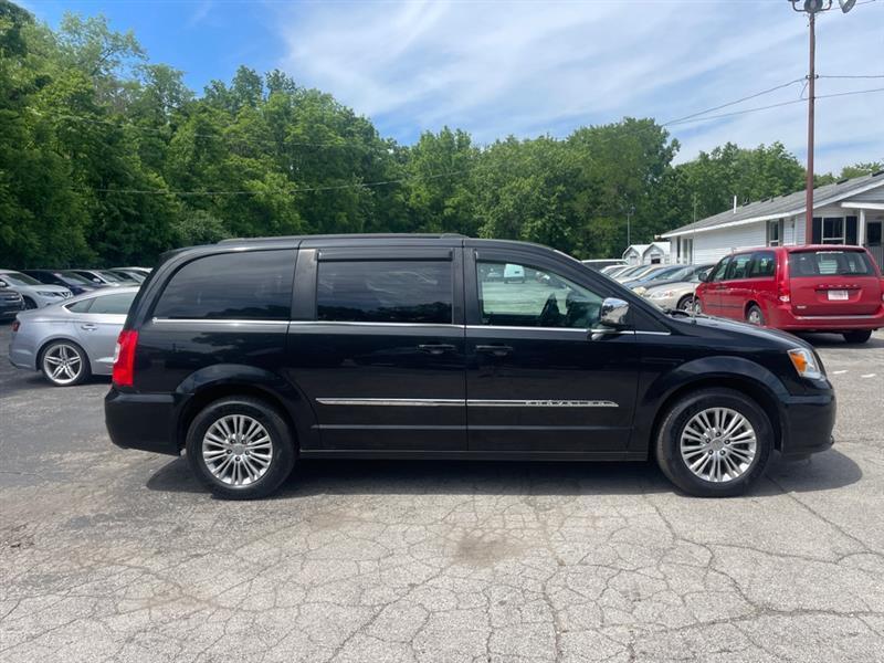 Chrysler Town & Country Touring-L 2013