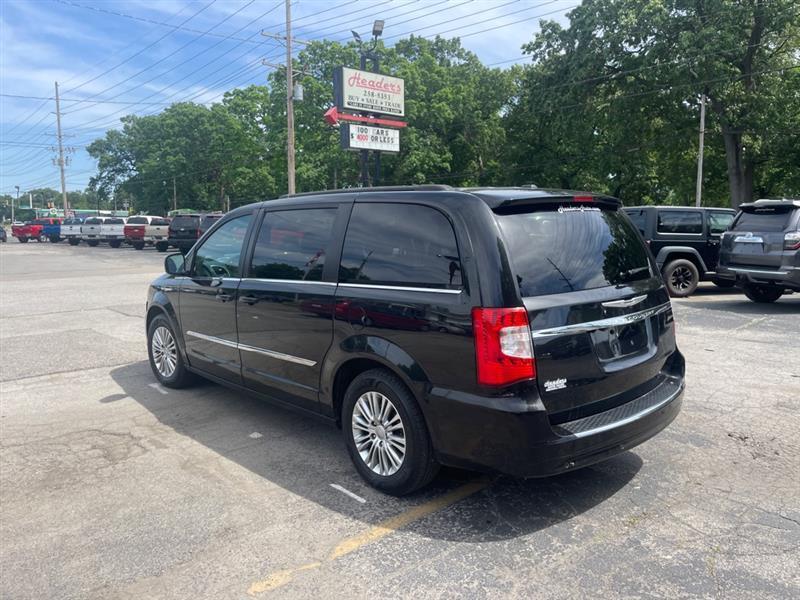 Chrysler Town & Country Touring-L 2013