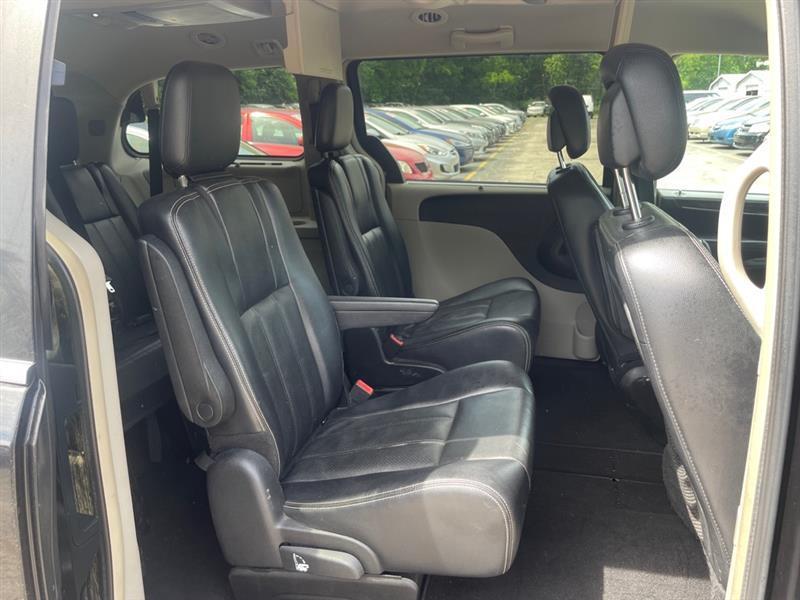 Chrysler Town & Country Touring-L 2013