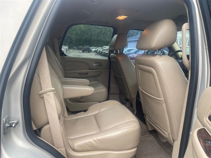 Cadillac Escalade AWD Luxury 2011
