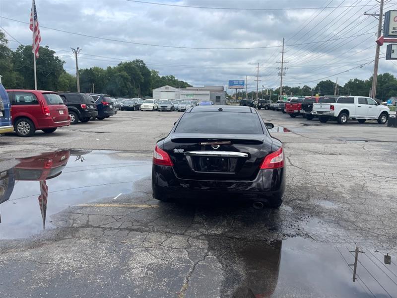 Nissan Maxima S 2011